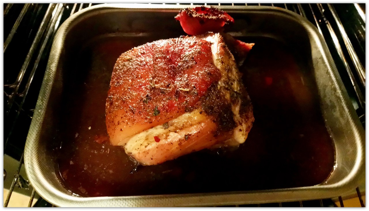 Сколько готовится мясо в духовке свинина. Готовое мясо для запекания в духовке. Свинина низкотемпературное запекание. Готовность свинины в духовке. Готовое мясо для приготовления в духовке.
