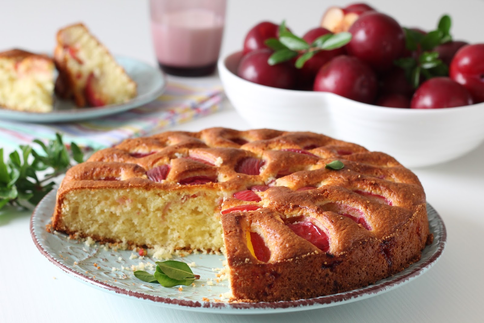 Простой пирог приготовление. Пирог. Сливовый пирог. Пирог со сливами. Пирог с ягодами и яблоками в духовке.