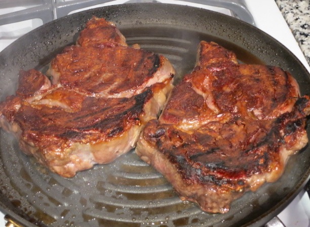 Жареные стейки из свинины на сковороде рецепт с фото пошагово
