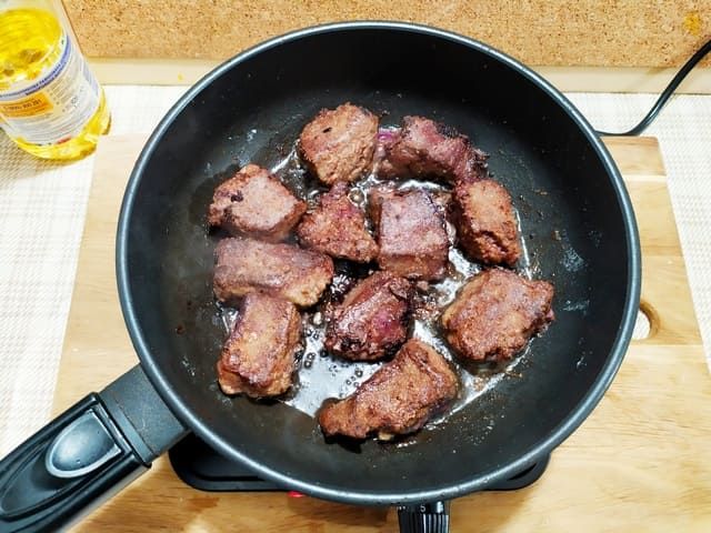 Печень говяжья жареная с луком на сковороде большими кусками рецепт с фото пошагово на сковороде