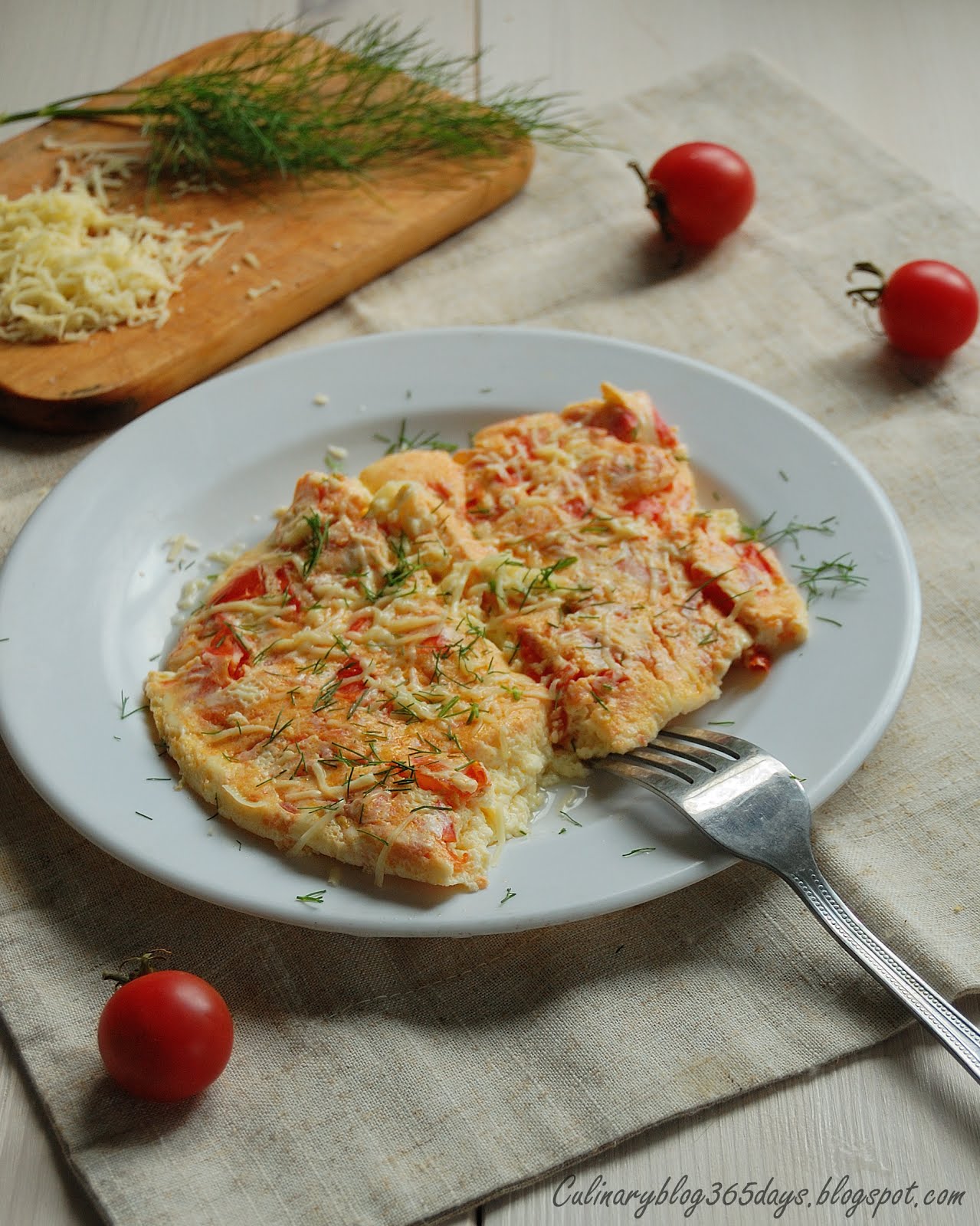 Омлет с помидорами. Омлет с помидорами и сыром. Яичница с помидорами и сыром. Омлет с томатами и сыром.