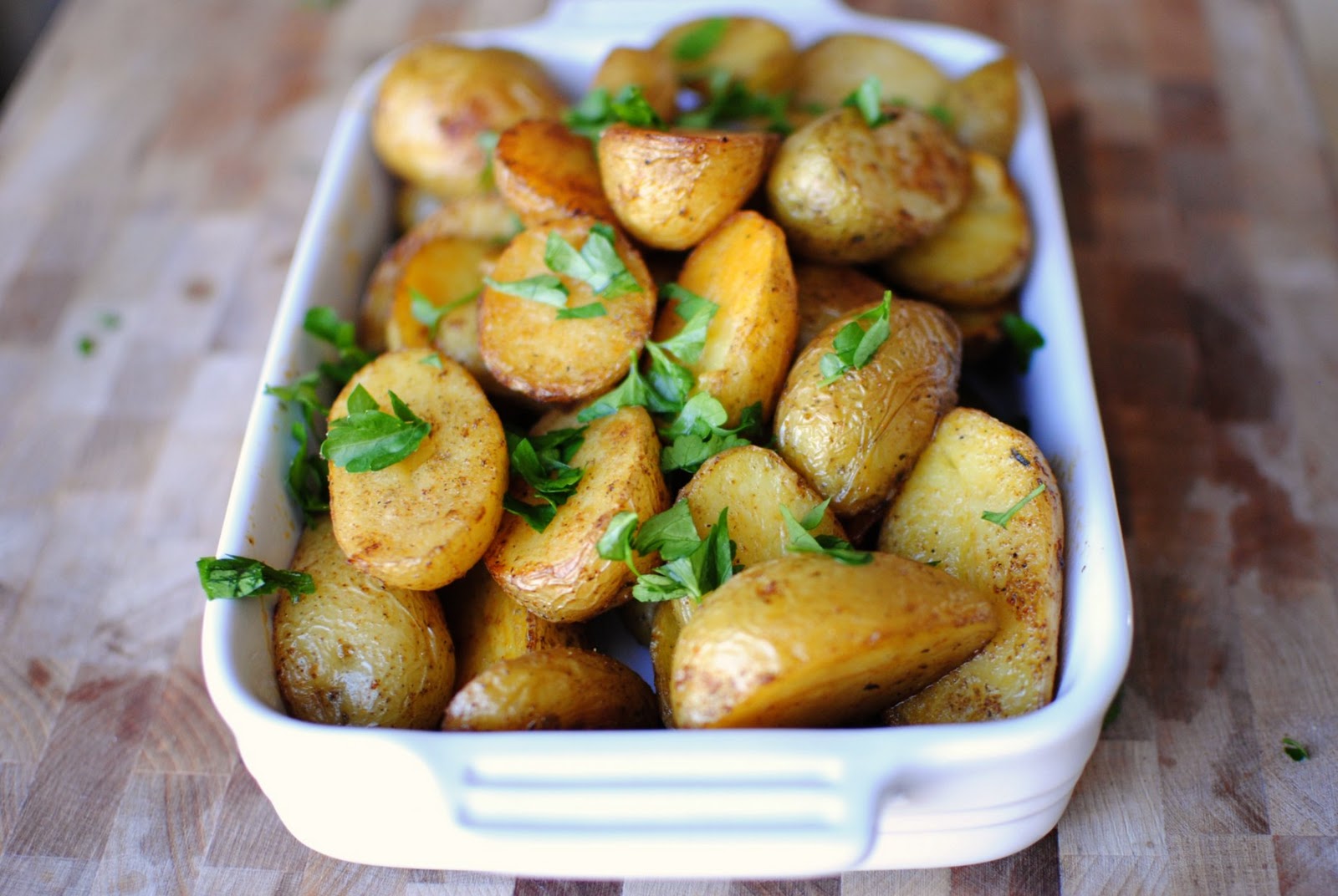 Как подарить картошку. Печеный картофель. Картошка в духовке. Картофель запеченный с травами. Картофель по-деревенски с травами.