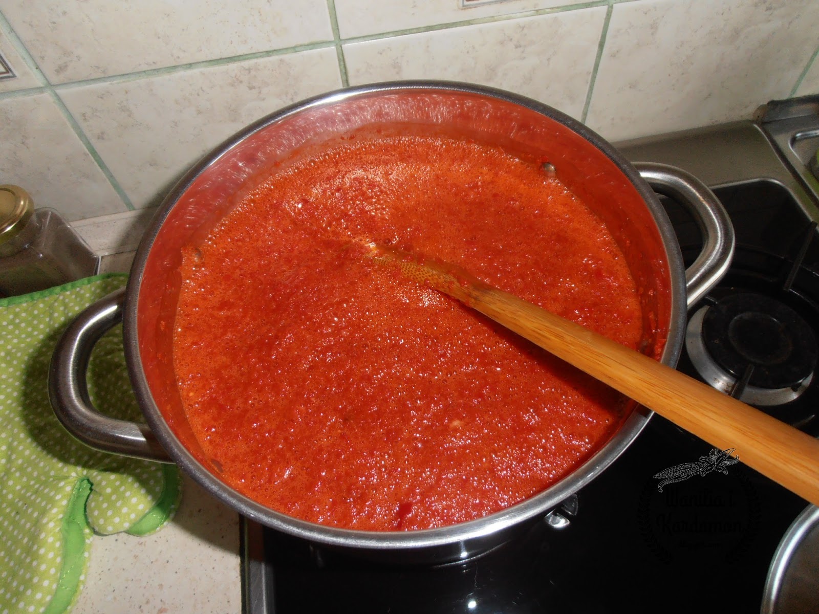 Как сделать томатный соус из томатной пасты. Томатный соус из помидор. Томатная паста в кастрюле. Варка томатного соуса. Томатный соус вареный.