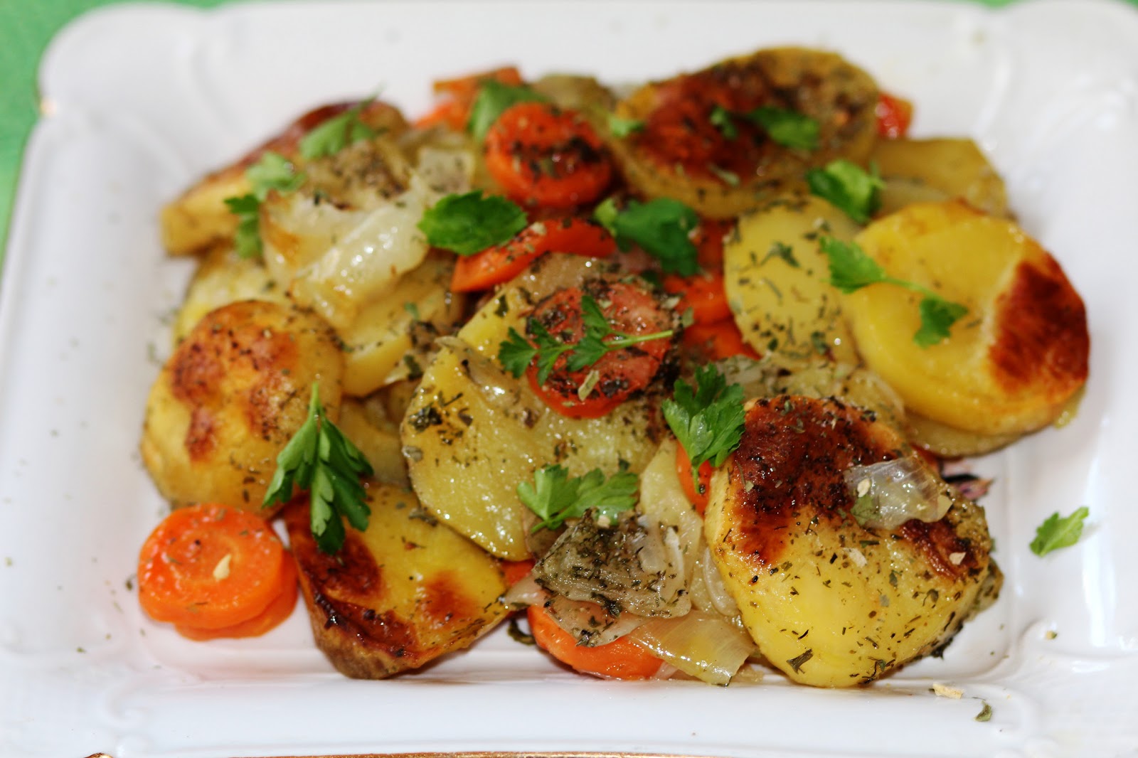 Картофель с овощами в духовке