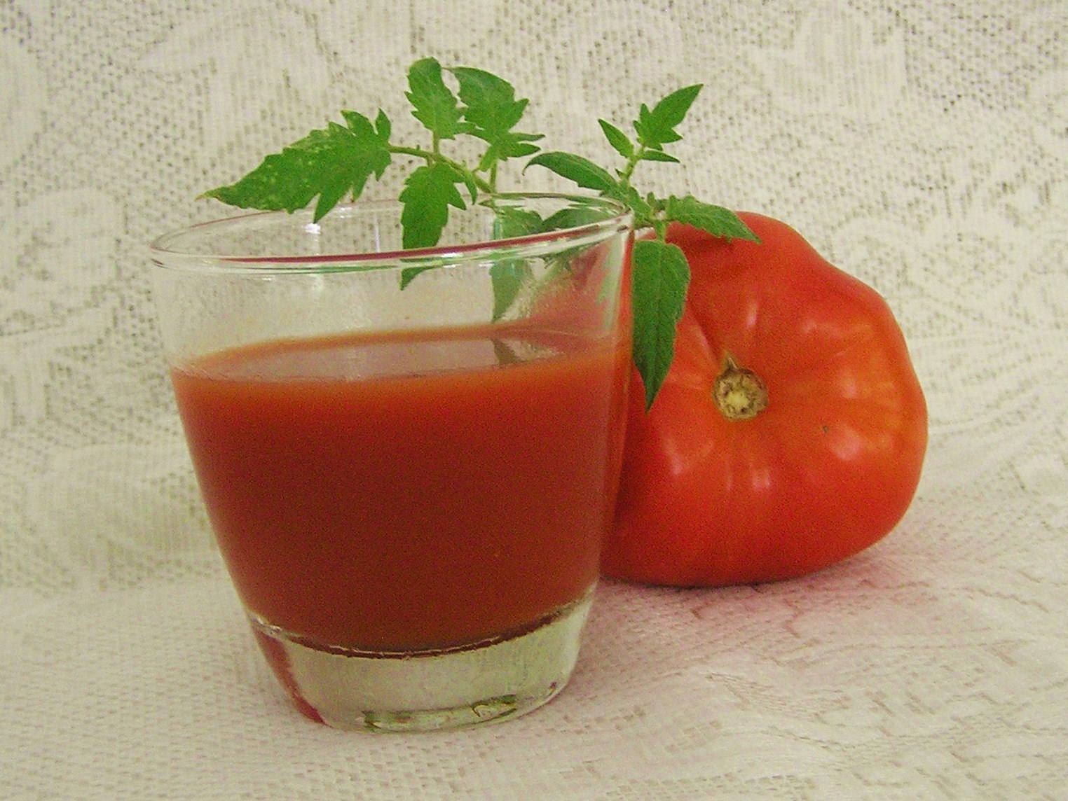 Сделать томатный сок из домашних помидор. Томатный сок. Сок из помидор. Свежевыжатый томатный сок. Острый томатный сок.