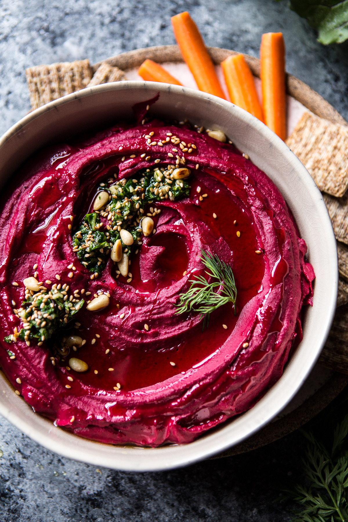 Рецепты из свеклы вкусные. Beetroot Hummus. Хумус с пастрами. Свекольный хумус. Блюда со свеклой.