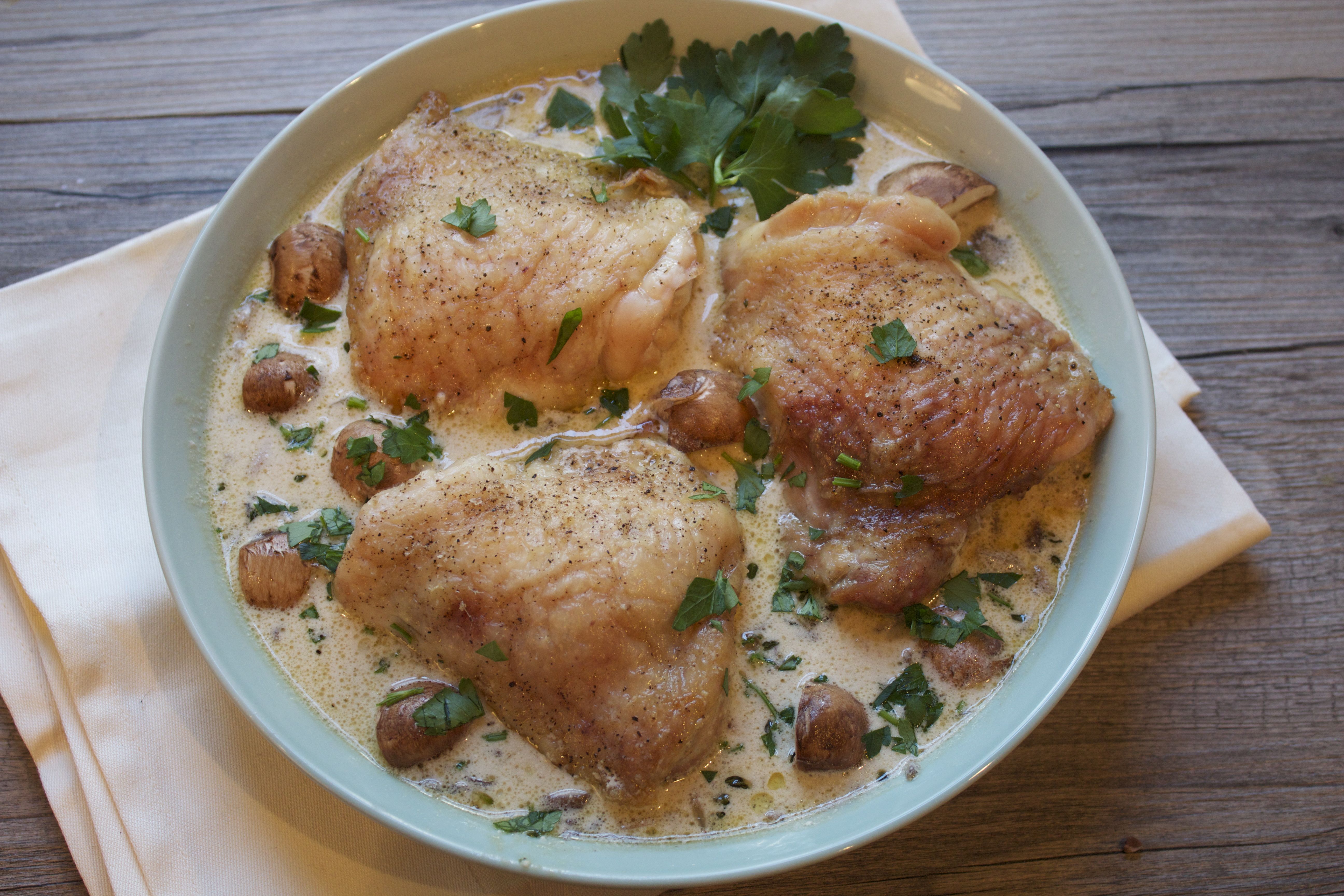 Что приготовить из отварной куры. Куриные бёдрышки в сметанном соусе. Курица приготовленная. Курица с грибами. Птица тушеная в соусе.