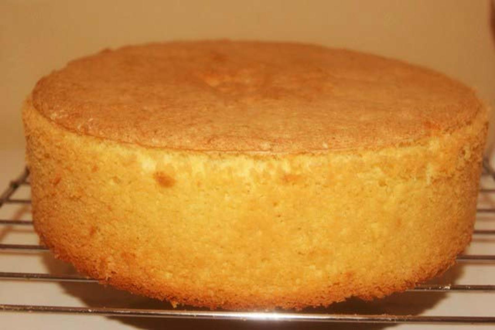 Пышный бисквит на сметане в духовке. Бисквит. Бисквит для торта пышный. Бисквитное тесто для торта. Бисквитное тесто классический.