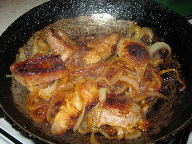 Свинина с луком на сковороде рецепт с фото пошагово