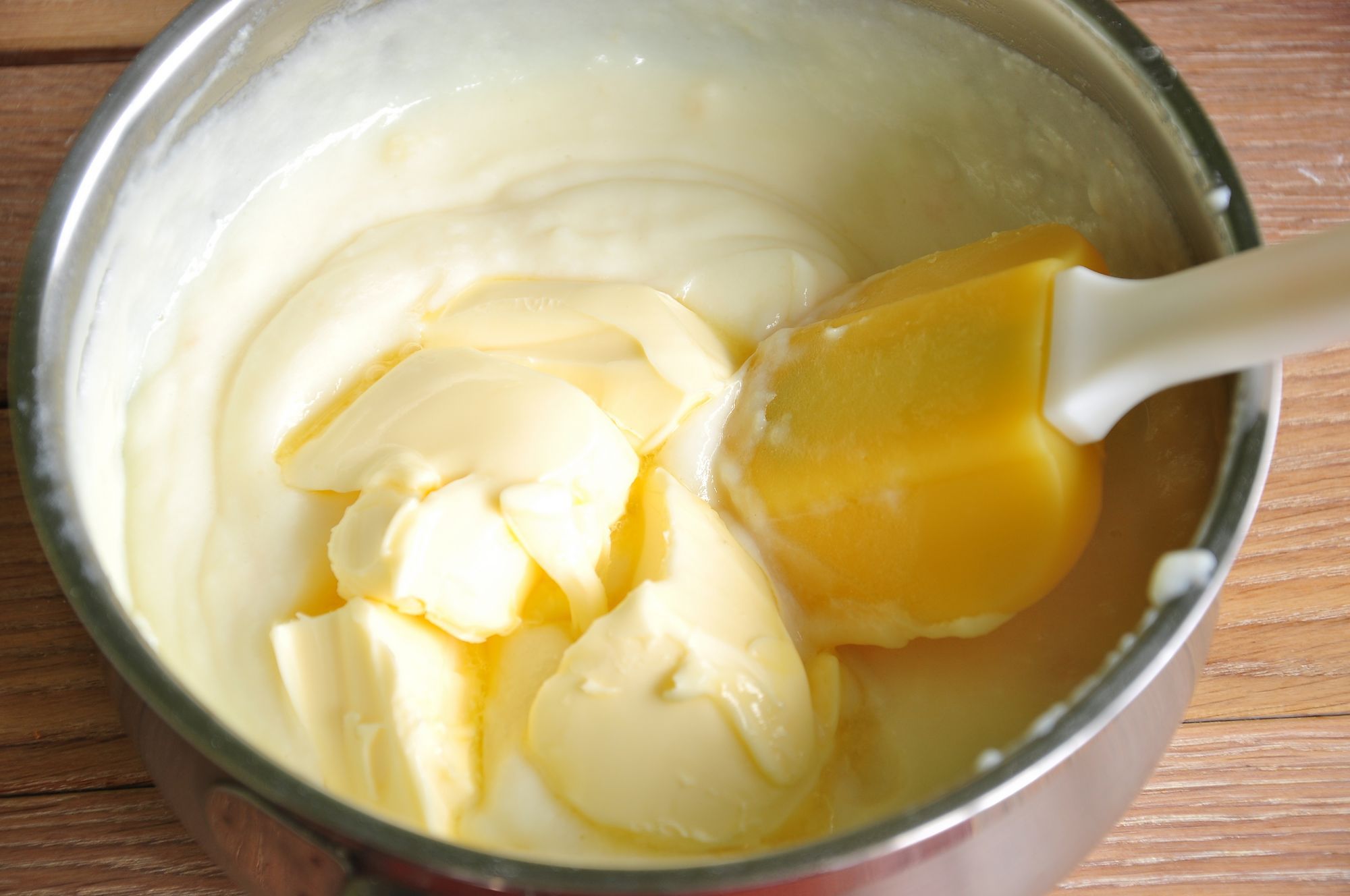 Рецепт заварного крема с маслом сливочным. Заварной крем. Заварной крем с маслом. Яичный заварной крем. Заварной крем из яиц.