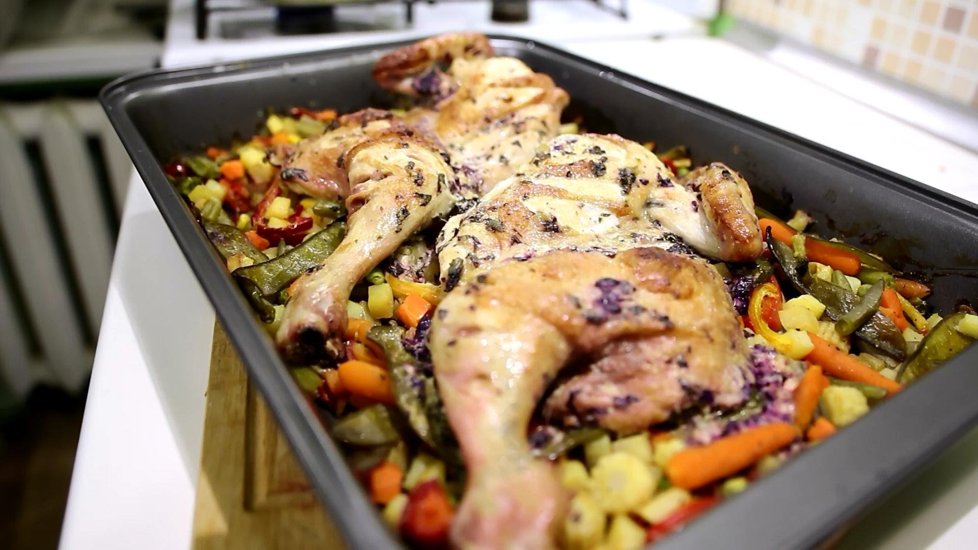 Запеченная курица с овощами рецепт. Курица с овощами в духовке. Куриные бедра с овощами в духовке. Курица на овощной подушке. Курица запеченная с овощами в духовке.