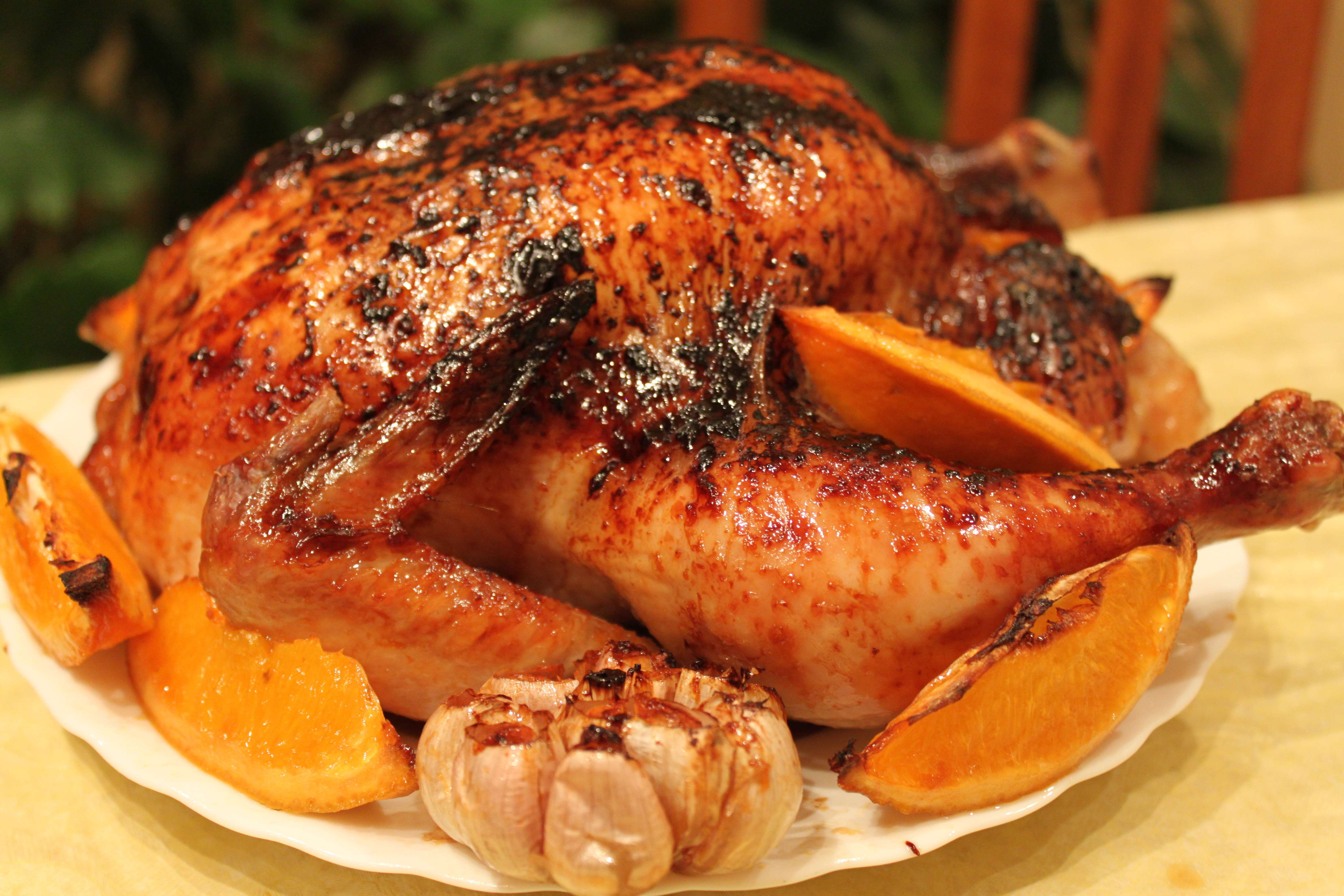 Приготовить курицу горячего. Курица в духовке. Курица с апельсинами. Курица запеченная с апельсинами. Курица с апельсинами в духовке целиком.