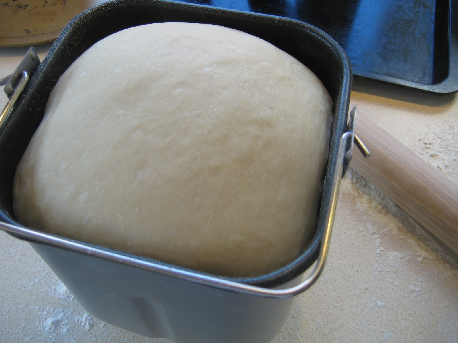 Рецепт теста для булочек в хлебопечке. Тесто в хлебопечке. Дрожжевое тесто в хлебопечке. Дрожжевое тесто для пирожков в хлебопечке. Тесто для пирожков в хлебопечке.
