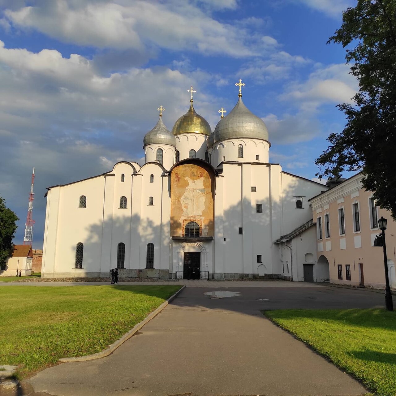 Есть ли в великом новгороде. Новгородский Детинец Великий Новгород. Новгородский Детинец достопримечательности Великого Новгорода. Великий Новгород Кремль. Новгородский Кремль Детинец.