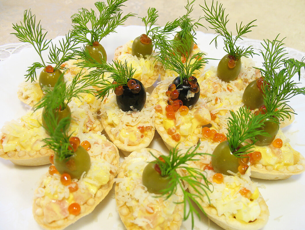 Вкусные праздничные салаты и закуски. Новогодние закуски. Закуски с оливками. Украсить салат оливками. Тарталетки.