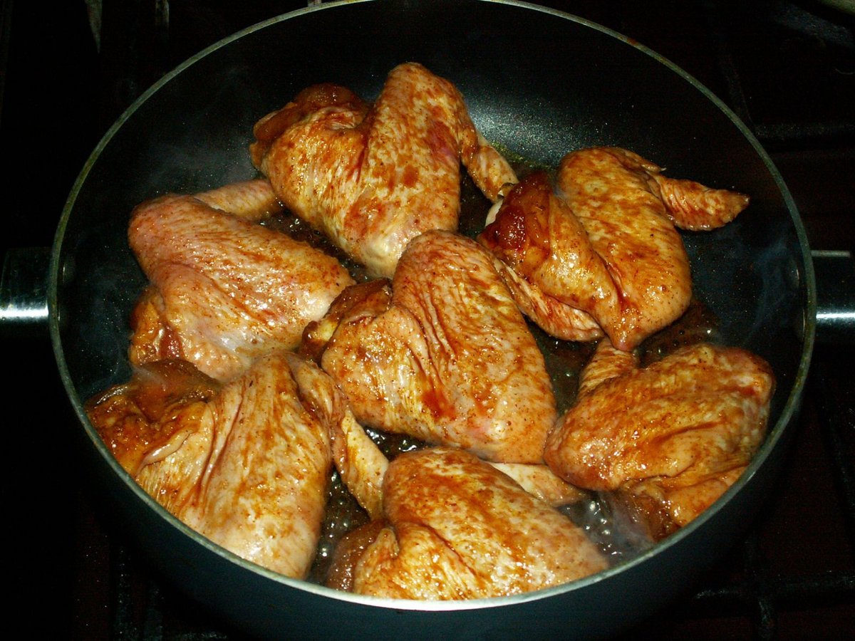 Тушим кусочки курицы. Жареные крылышки на сковороде. Жареная курица на сковороде. Куриные Крылья жареные на сковороде. Крылышки куриные.