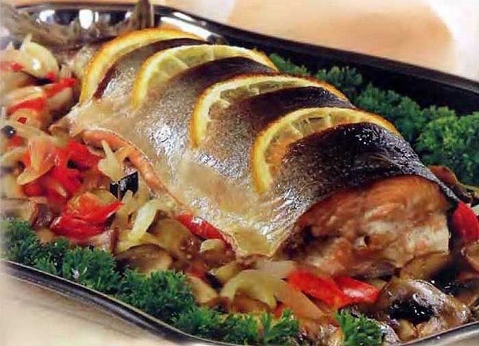 Карп запеченный с овощами. Голец фаршированный грибами. Рыба запеченная в духовке. Рыба с овощами в духовке. Рыба запечённая в духовке с овощами.