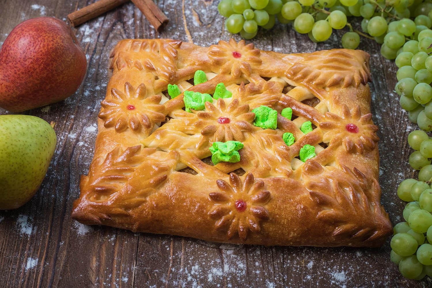 Пирог с брусникой и яблоками из сдобного теста