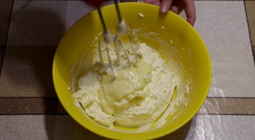 Торт сердце: Не переставая взбивать вводим во взбитое масло по столовой ложке остывшую молочно-яичную массу.
