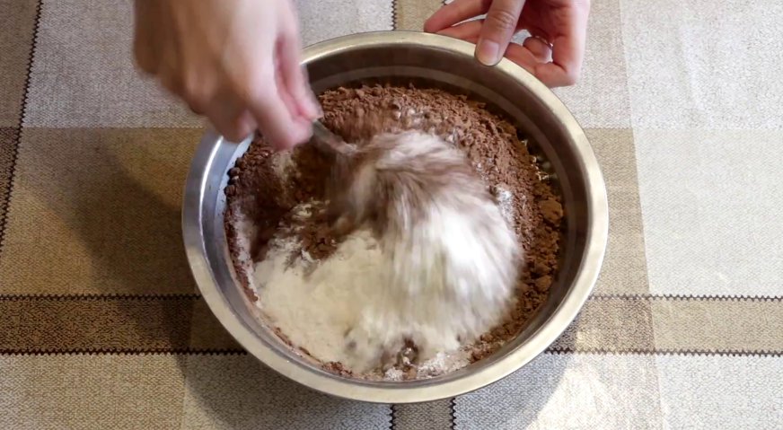 Торт сердце: В начале готовим коржи. В отдельной миске смешиваем все сухие ингредиенты.