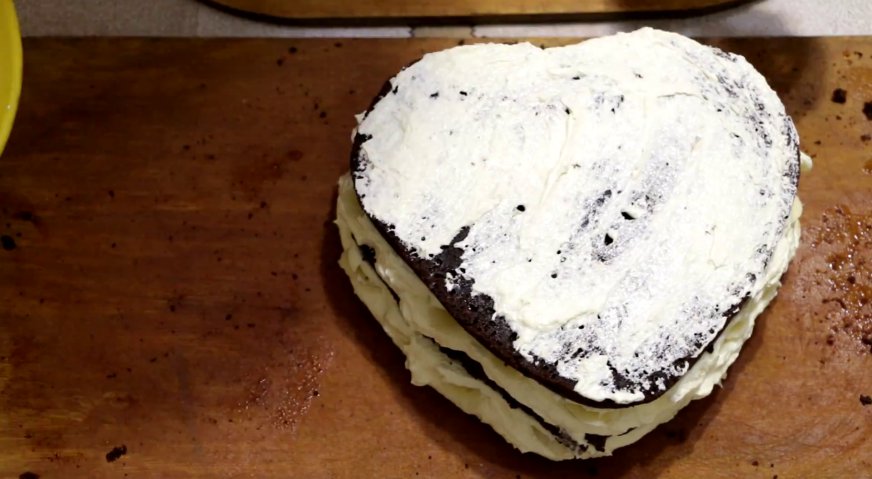 Торт сердце: Выкладываем сверху верхний корж, покрываем тонким слоем крема, и ставим торт в холодильник на несколько часов, чтобы крем схватился.