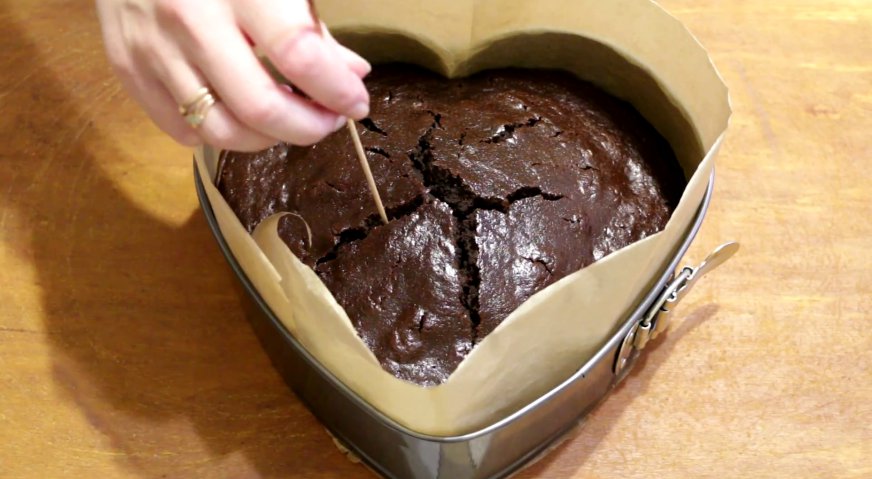 Торт сердце: Выпекаем в разогретой до 180*С духовке около 1 часа. Готовность проверяем деревянной шпажкой.