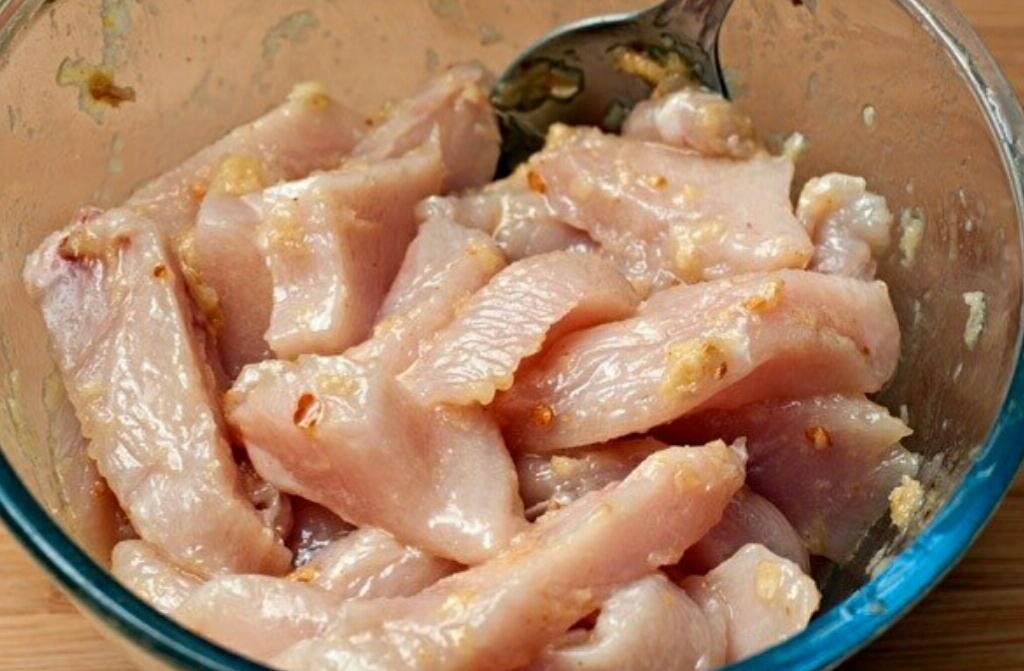 Соленая куриная грудка рецепты. Куриное филе тушеное в воде. Как замариновать филе курицы. Как можно замариновать куриную грудку.