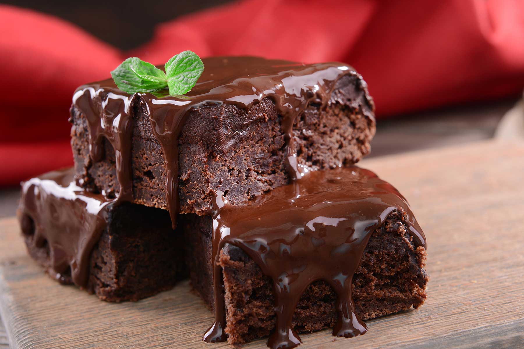 Пирожное 2 шоколада. Шоколадный Брауни. Шоколадное пирожное Брауни. Кекс Брауни шоколадный. Американский десерт Брауни.