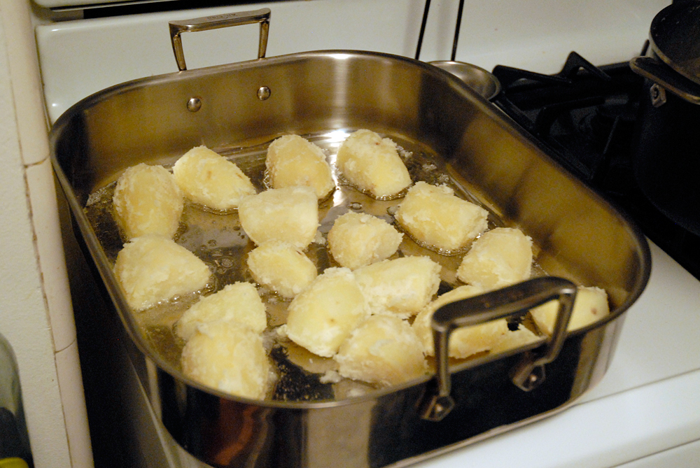 Сколько по времени запекается картошка в духовке. Картошка кусочками в духовке. Ломтики картофеля на противень. Картошка в духовке на противне. Картошка в духовке цельная.