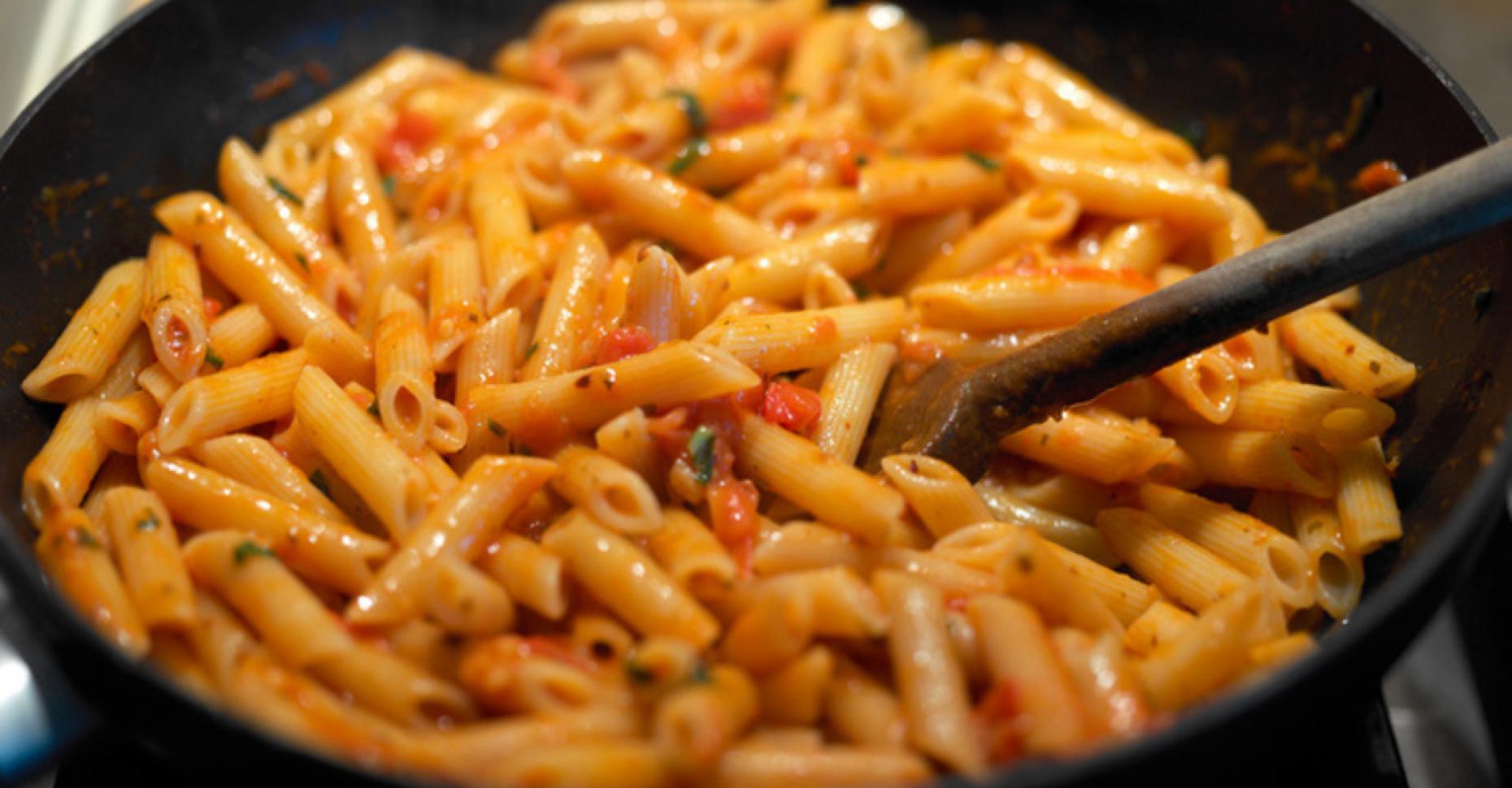 Жареные спагетти на сковороде