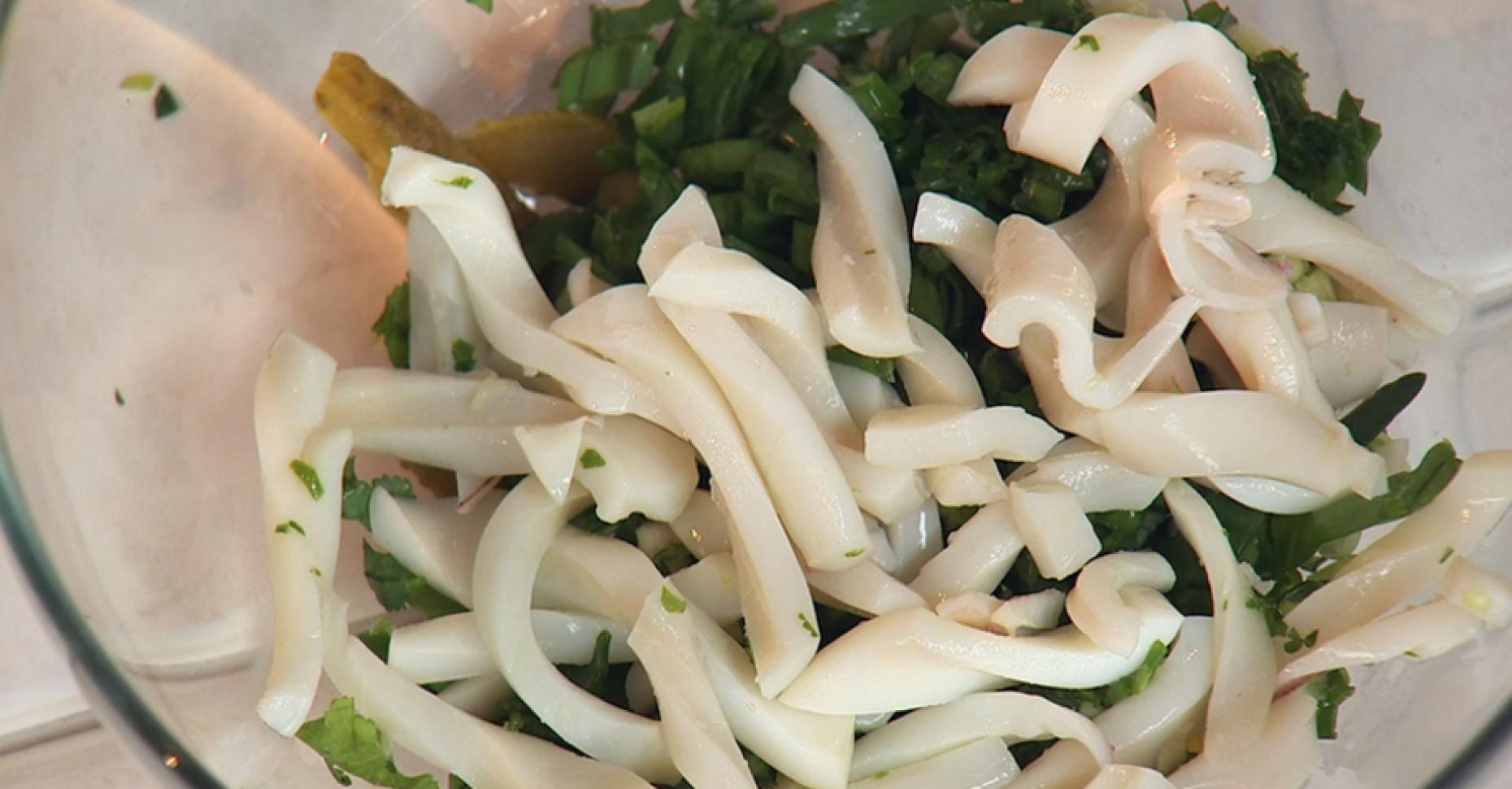 Рецепт кальмар с свежим огурцом. Салат из кальмаров с луком. Салат из кальмаров с зеленым луком. Азиатский салат с кальмарами. Салат с кальмаром и зеленым луком.