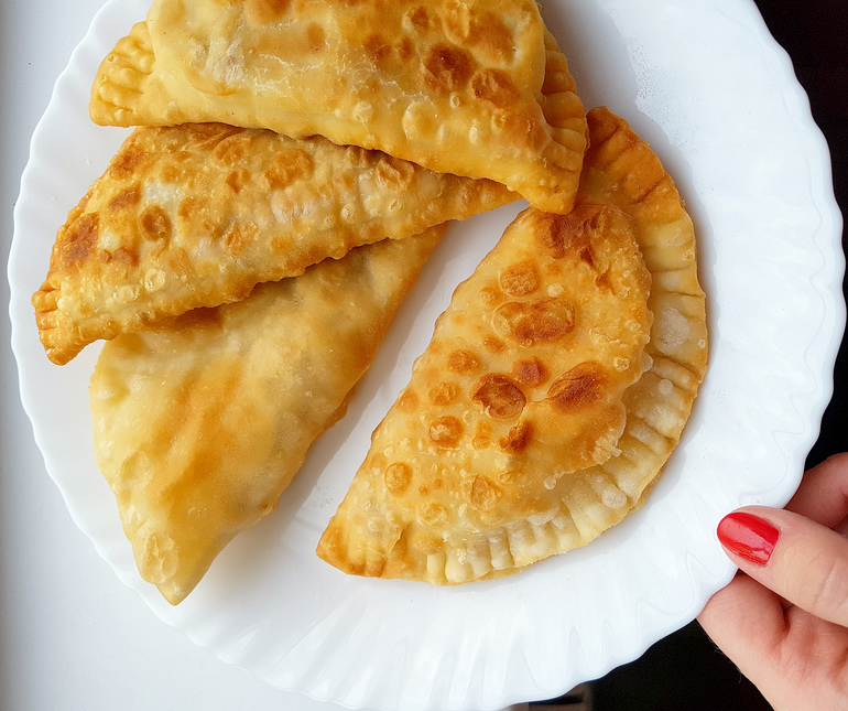 Вкусное тесто для чебуреков на минеральной воде рецепт