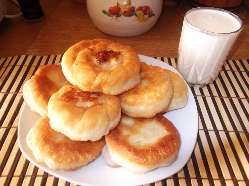 Беляши домашние фото. Беляши по домашнему. Беляши с мясом на дрожжевом тесте. Беляши с молоком. Кофе с беляшом.