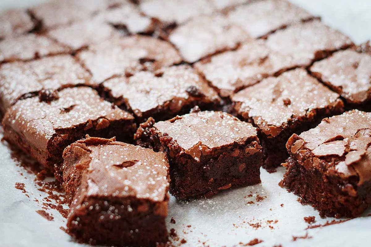 Brownie перевод. Пирожное с горьким шоколадом. Брауни с горьким шоколадом. Выпечка с горьким шоколадом. Шоколадный пирог "тающие ломтики".