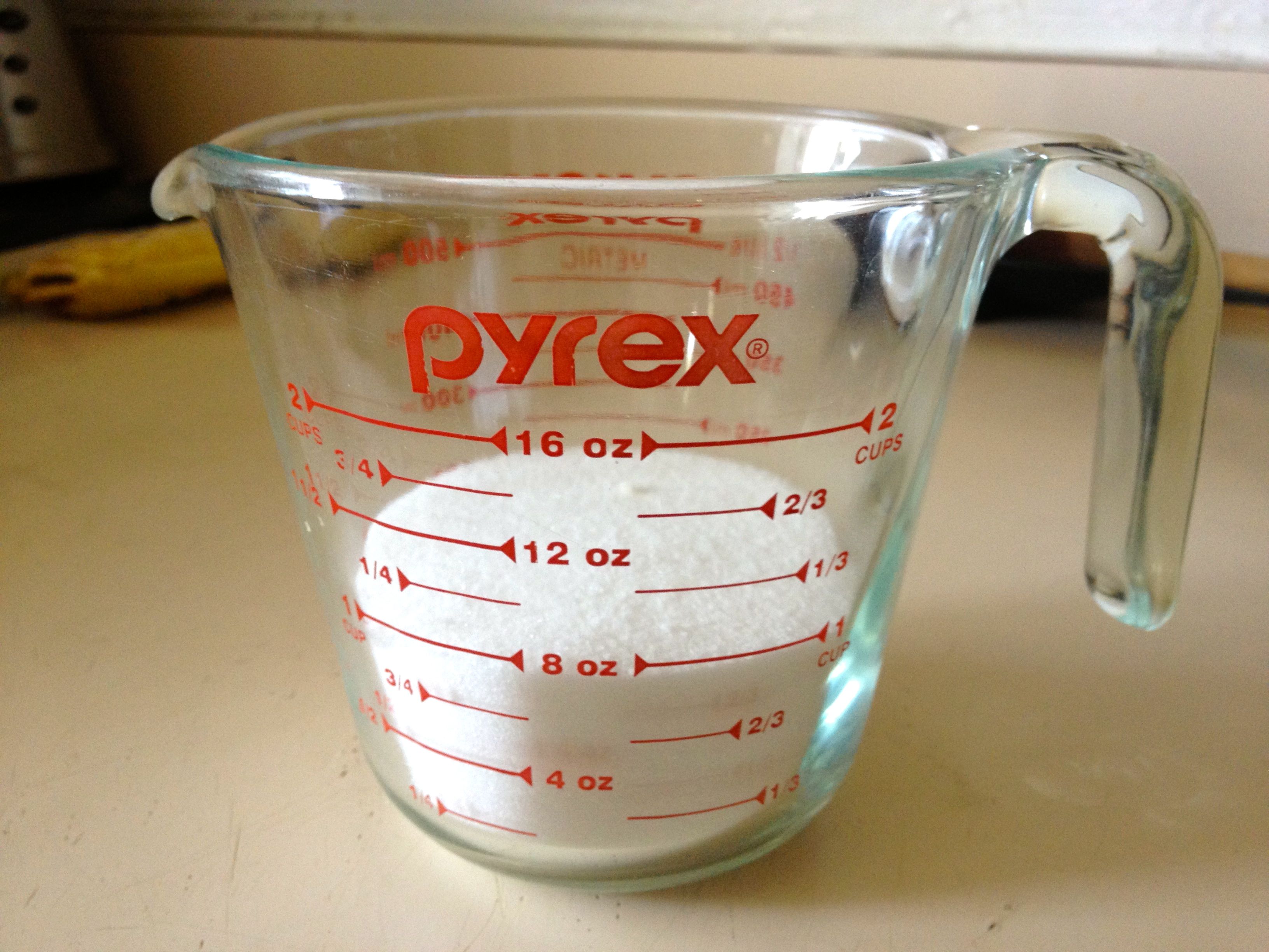 550 грамм воды. Мерный стакан граммы. Стакан 200 грамм. Граммы в стаканах. 100 Грамм сахара в мерном стакане.