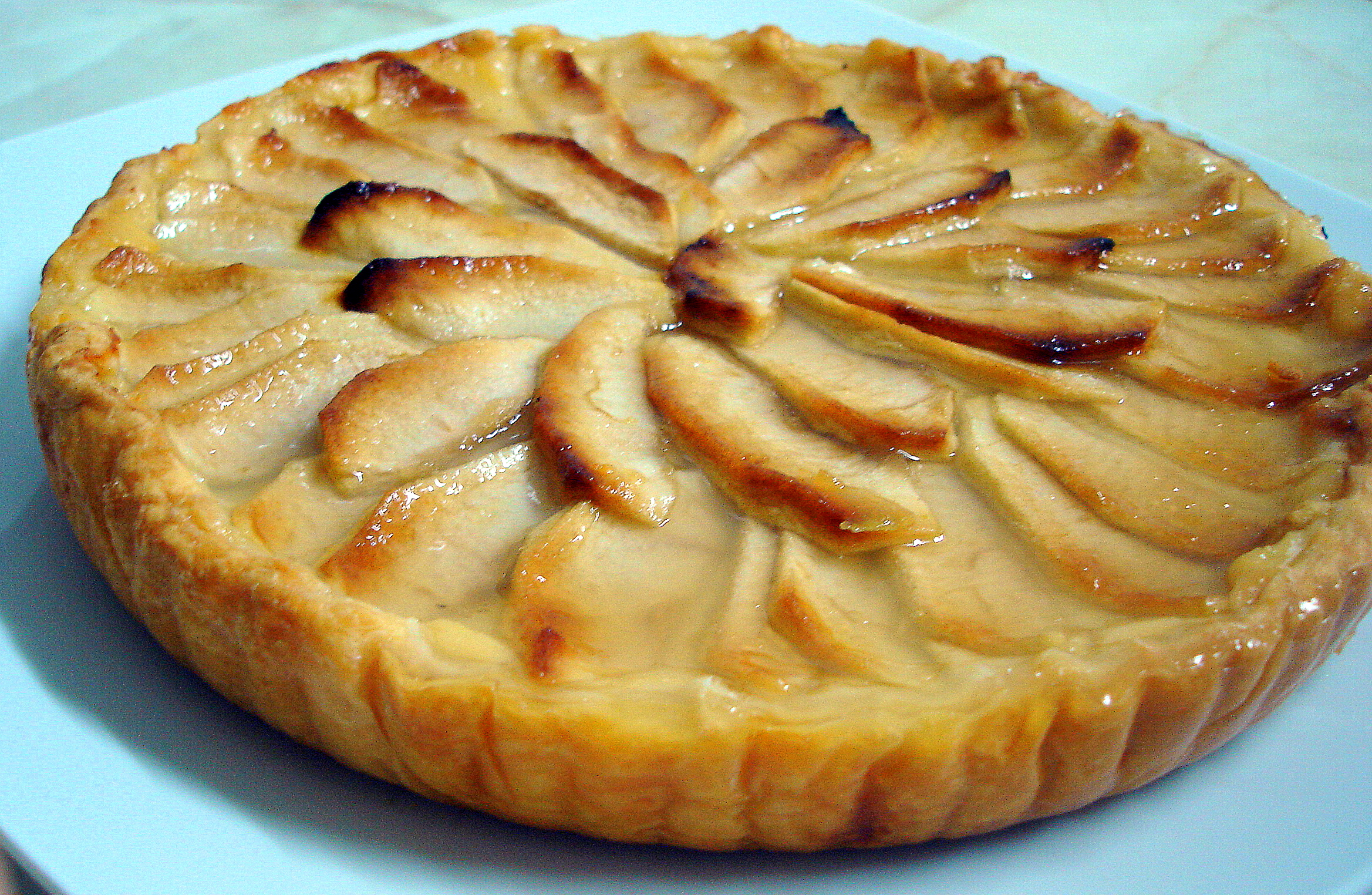 Пирог с яблоками из дрожжевого теста закрытый. Apple pie (яблочный пирог). Шарлотка Высоцкая. Открытый пирог с яблоками. Красивый открытый пирог с яблоками.
