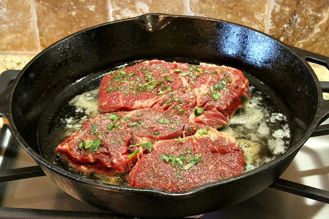 Бифштекс из свинины на сковороде рецепт с фото пошагово