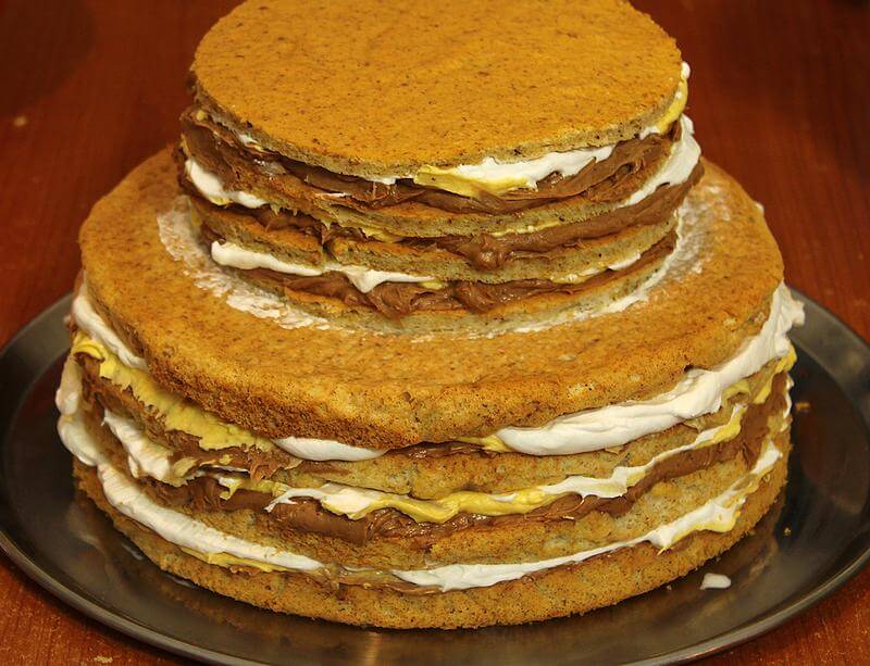 Торт из коржей рецепт купленных в магазине. Торт из бисквитных коржей. Готовые коржи для торта. Двухъярусный медовый торт. Торт с магазинными коржами.