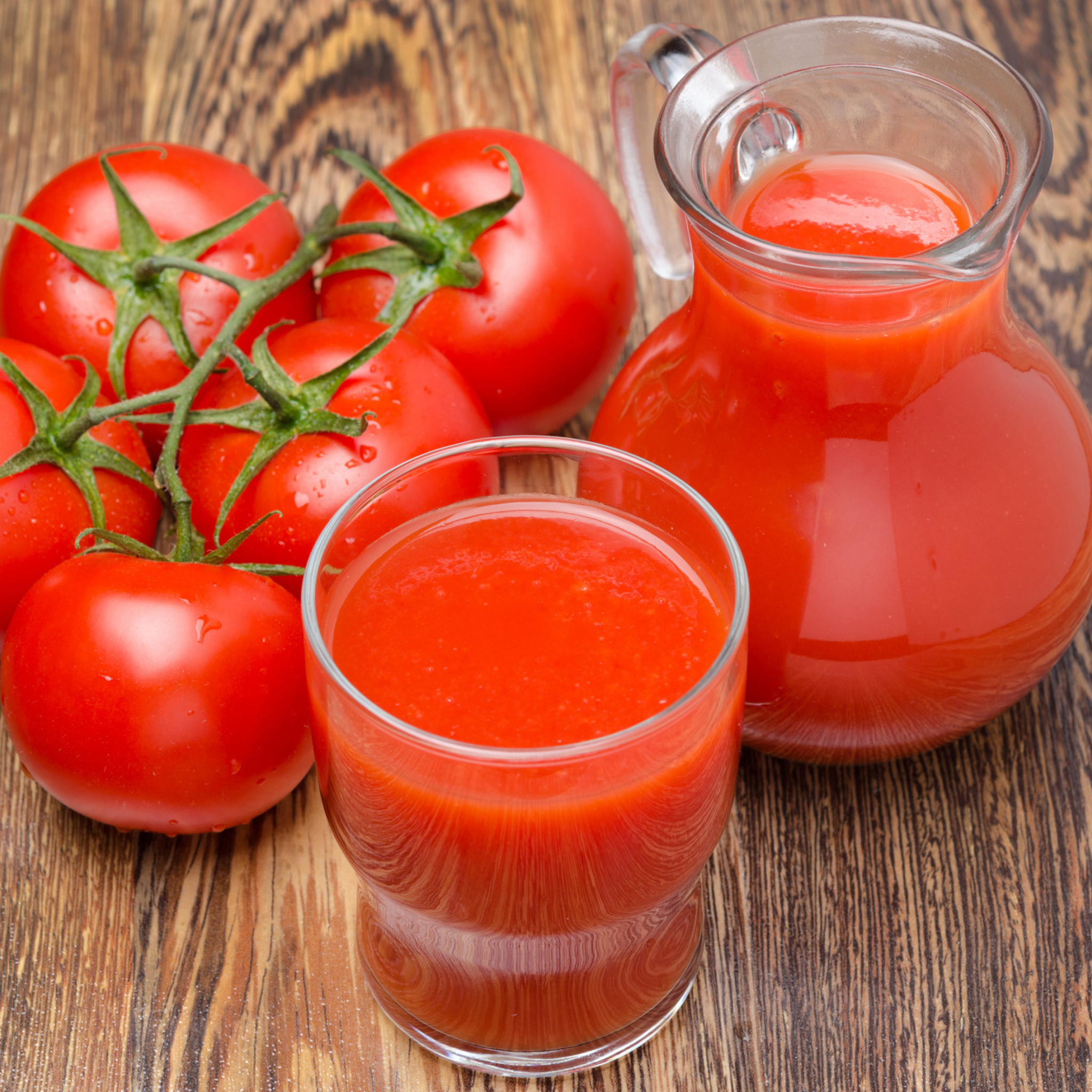 Простой рецепт сока из помидор. Томатный сок. Томатный сок домашний. Томатный сок на зиму. Домашний помидорный сок.