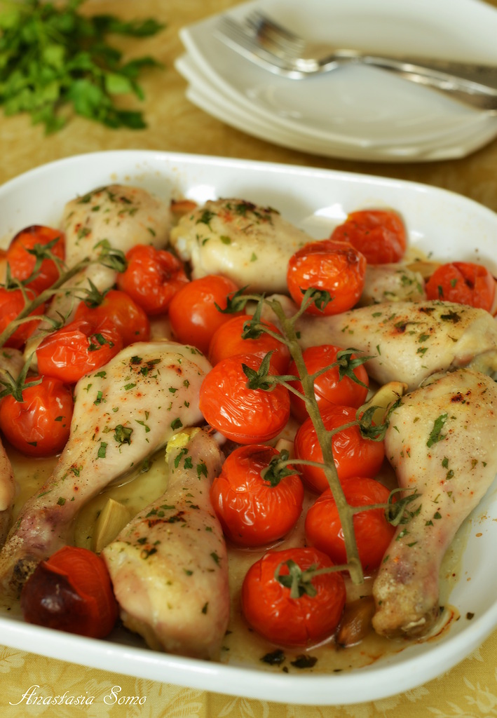 Курица с помидорами черри. Курица с томатами черри. Курица в томате. Курица с помидорами в духовке. Курица с черри в духовке.