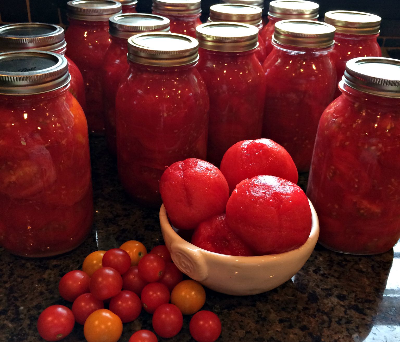 Best canning. Томатный сок на зиму. Сок из помидор на зиму. Томаты на зиму. Помидоры в томатном соке.