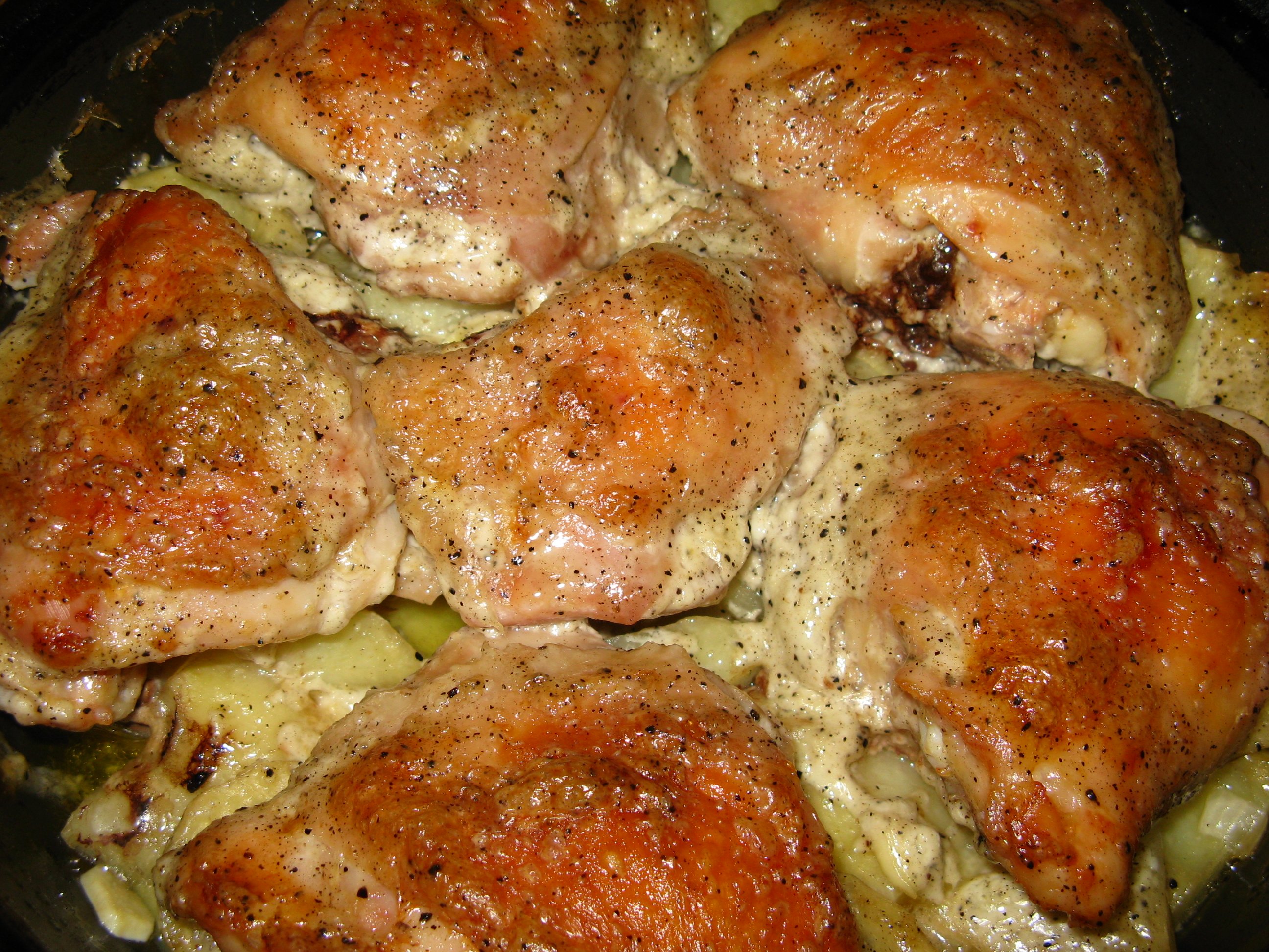 Как приготовить курицу на противне. Куриные бедрышки запеченные в духовке. Бедрышки куриные с картошкой в духовке. Бедрышки куриные на сковороде. Запечённые бедра куриные в духовке.