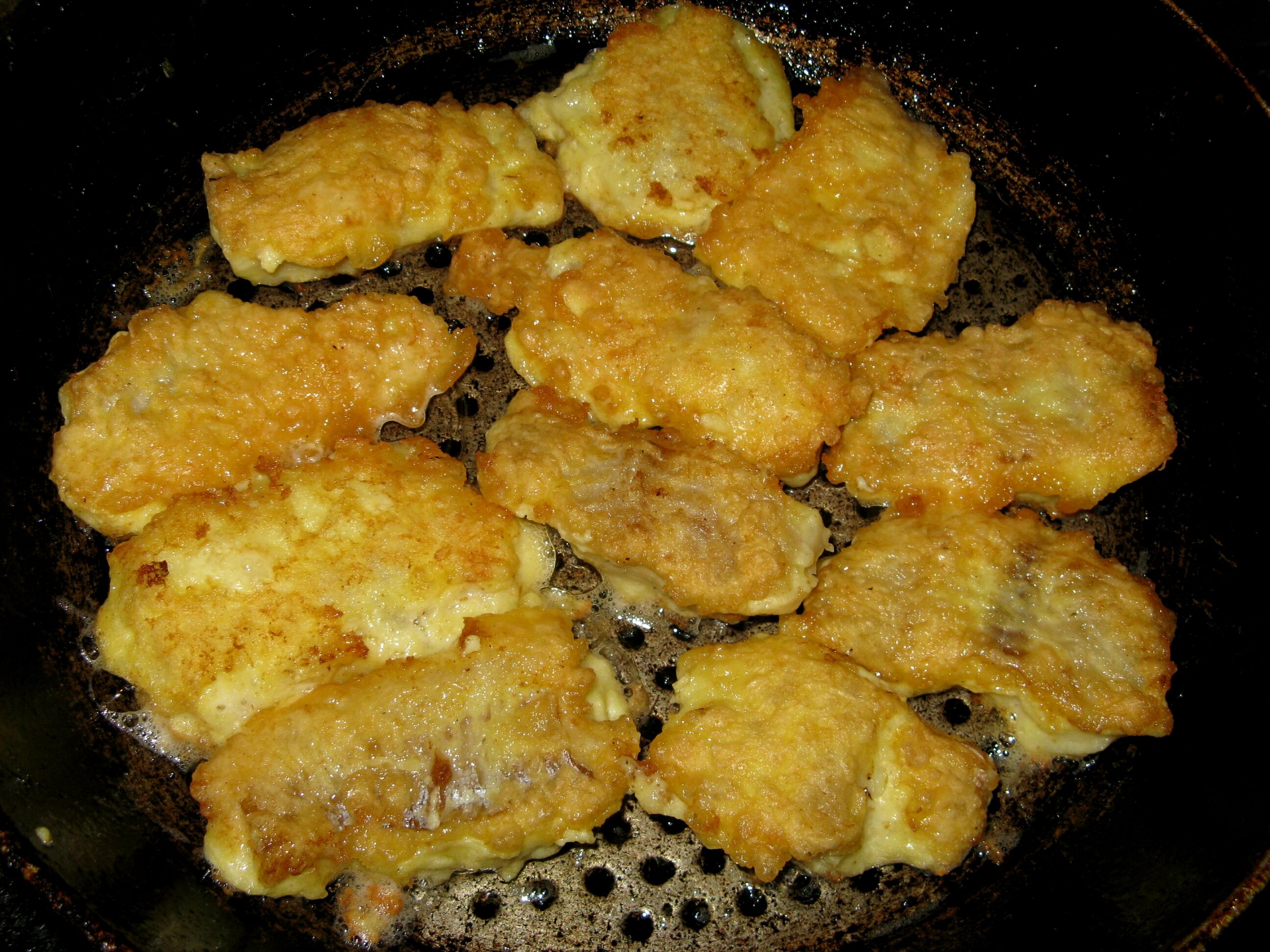 Рыба тесто на сковороде рецепты. Минтай в кляре ~ 500г. Филе минтая в кляре. Филе минтая в кляре на сковороде. Жареная рыба на сковороде в кляре.