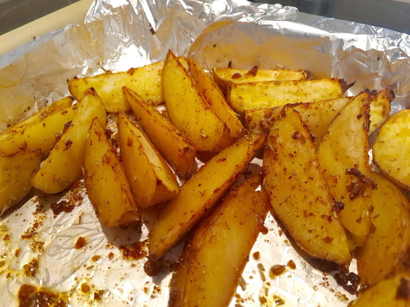 Сколько времени запекать картофель в духовке. Картофель запеченный дольками. Картошка дольками в духовке. Картошка в духовке запеченная дольками. Картошка дольками в духовке с корочкой.