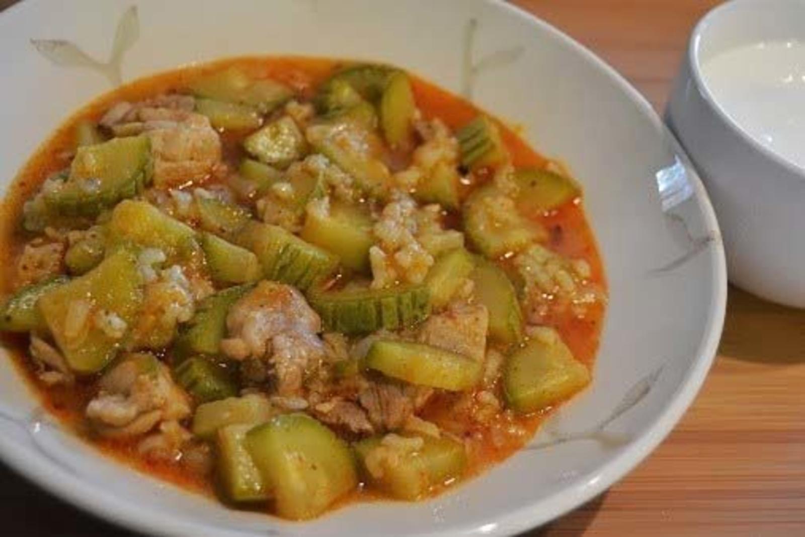 Тушеная курица с кабачками