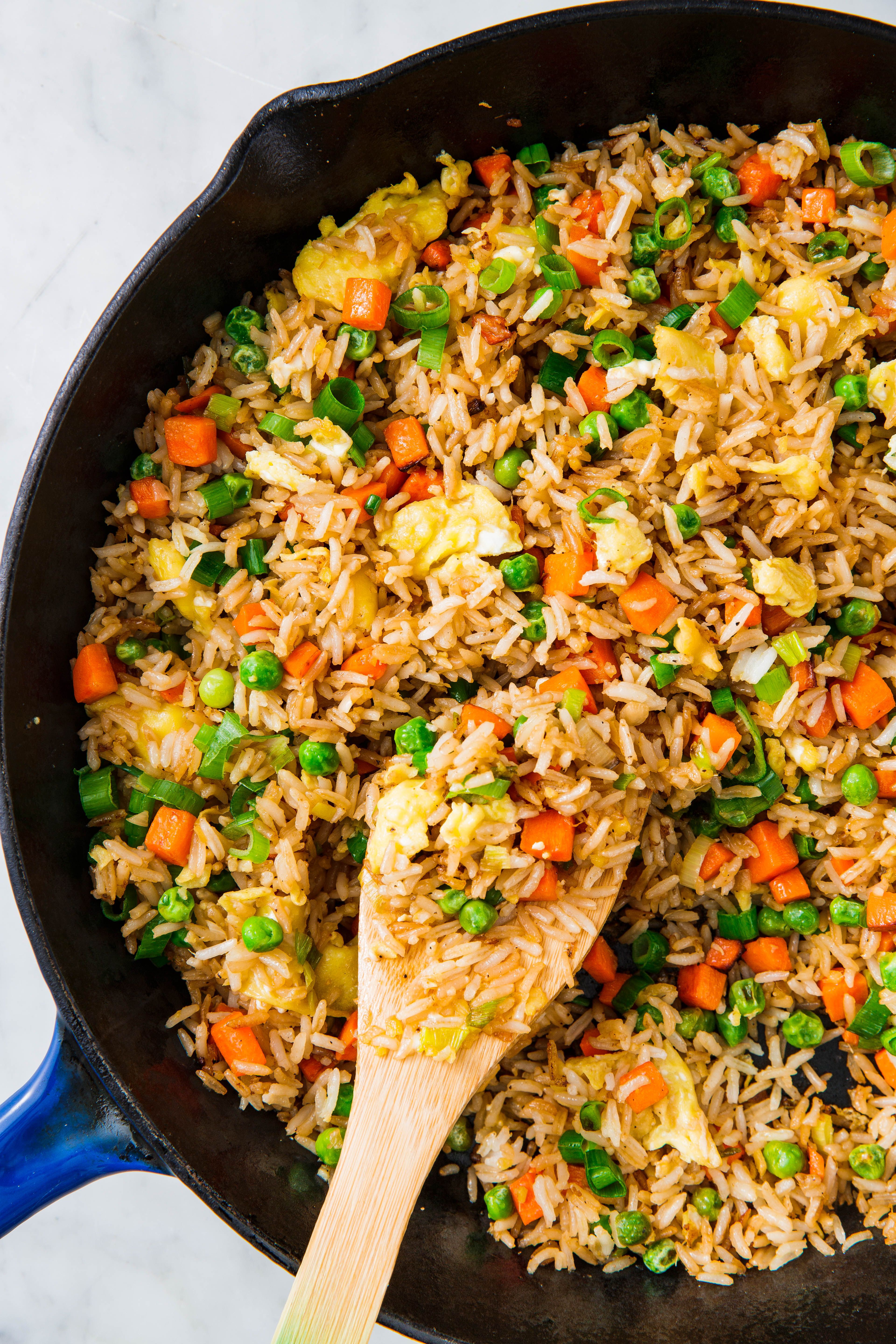 Рецепт вкусного риса с овощами. Рис с овощами. Жареный рис с овощами. Овощи к рису на сковородке. Рис с овощами на сковороде.