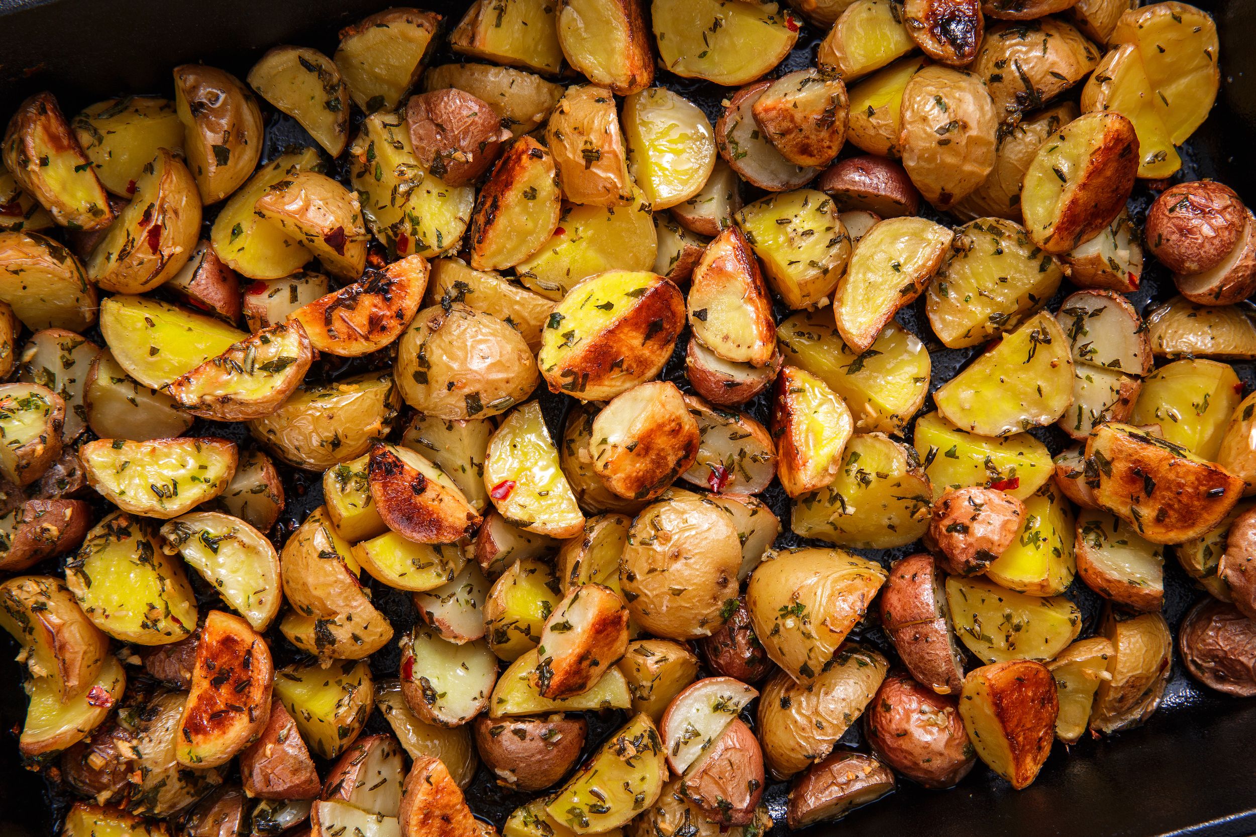 Запечь картошку в духовке рецепты простые. Картошка в духовке. Маленькая картошка в духовке. Печёная картошка в духовке. Вкуснаякариошка в духовке.