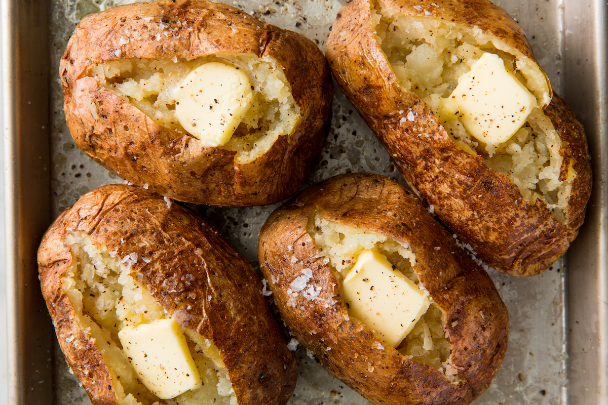 Картошка в кожуре в духовке. Baked Potato. Печеный картофель уличная. Печеная картошка в Бразилии. Картофель в духовке с яйцами и мускатным орехом.