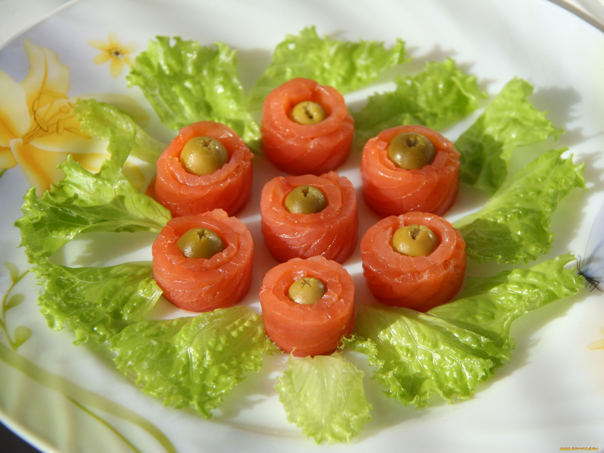 Праздничные салаты и закуски. Закуска из красной рыбы. Рулетики из красной рыбы. Рыбные закуски на праздничный стол. Закуски из семги.