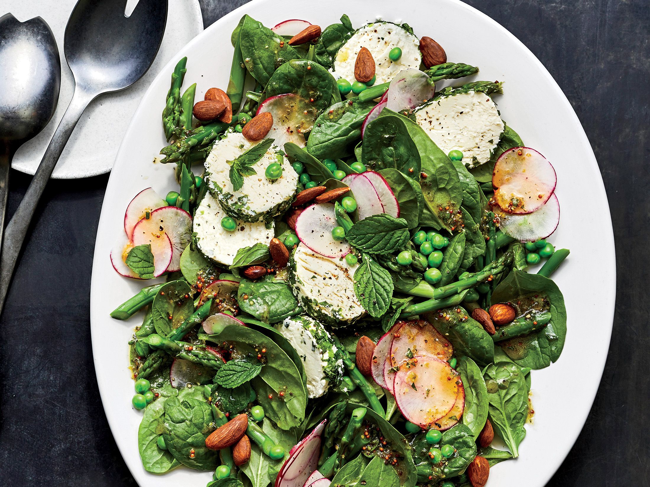 Блюдо из овощей салаты. Летние салаты. Зелень для салатов. Салат весенний. Салат из зелени.